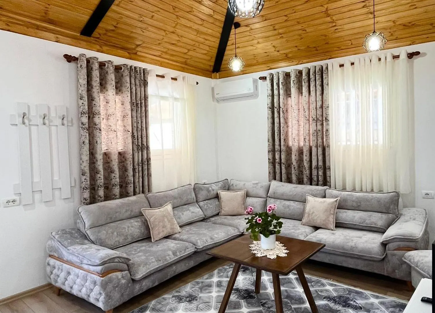 The Parkside Villa Apartment II Berat