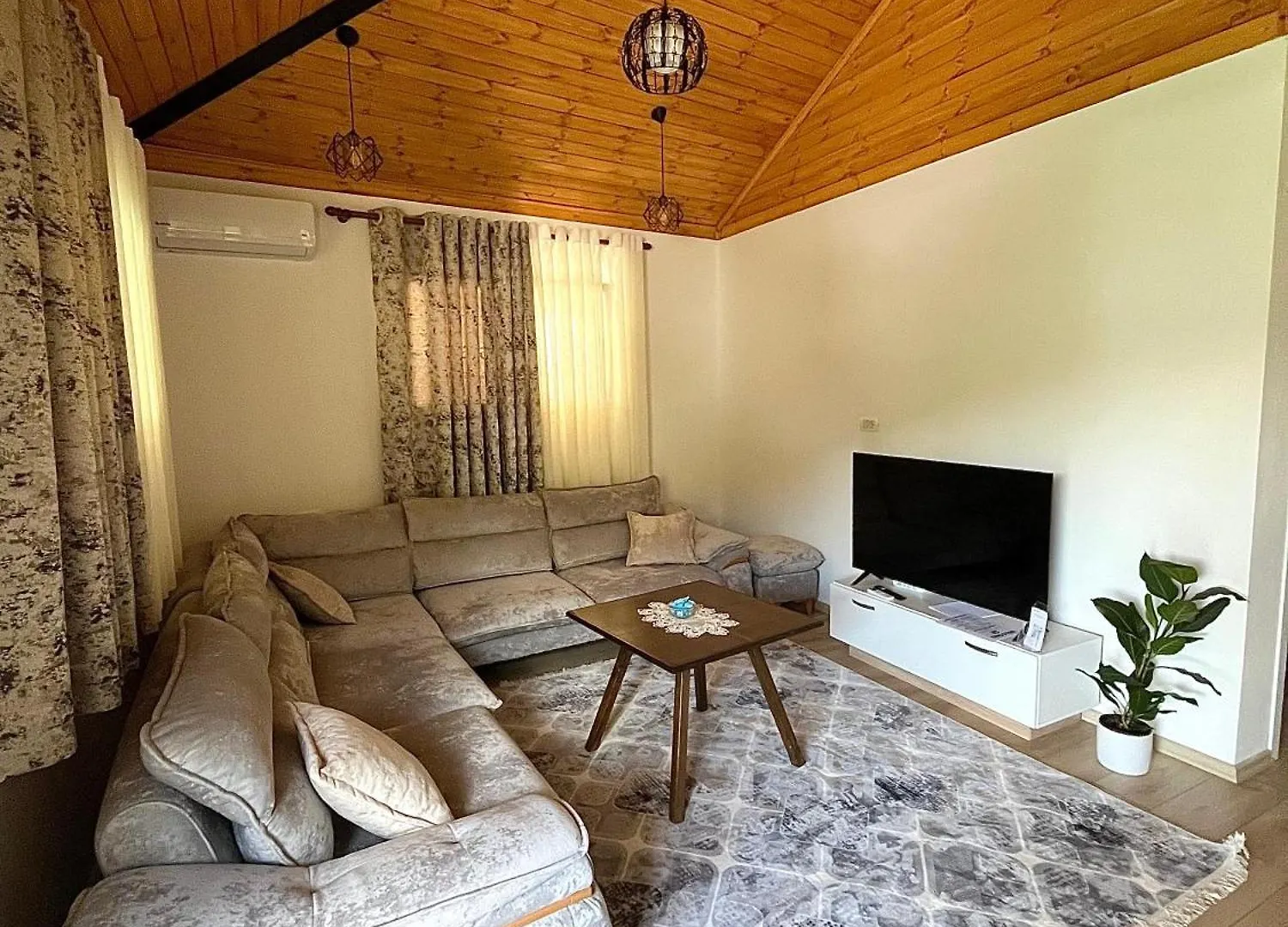The Parkside Villa Apartment II Berat